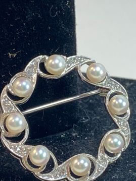 Vintage 14K White Gold Circular Brooch with Diamond & Pearls. 